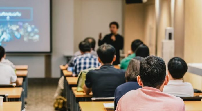 Pahami Perbedaan Kelas Karyawan dan Reguler dalam Perkuliahan perbedaan kelas karyawan dan reguler